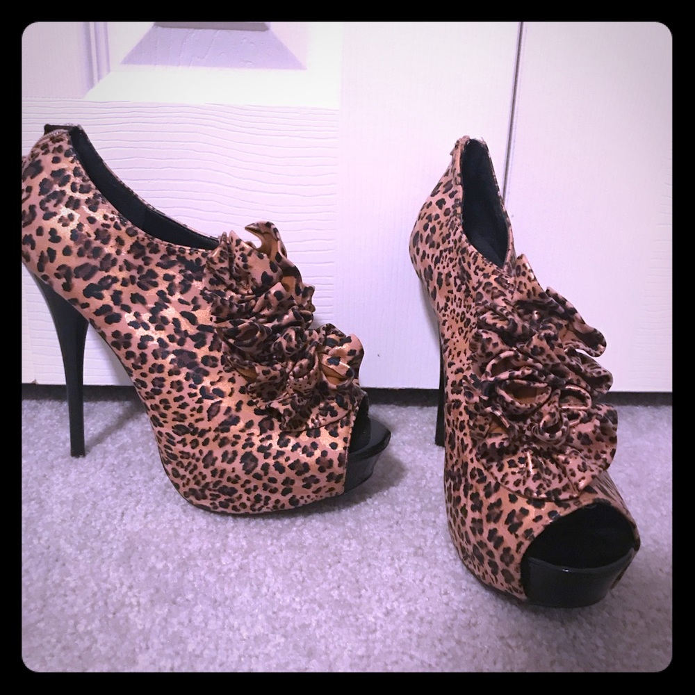Ruffle animal print pumps